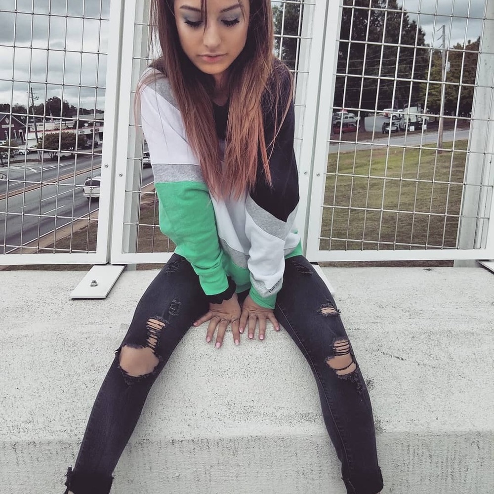 Crewneck - Picture 4 of 6